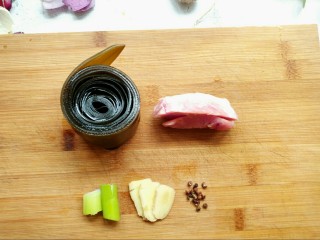 1、利湿消肿――海带汤,准备好所有的食材，海带是买的鲜海带，切了一卷下来的。没有的话可以用干的泡。