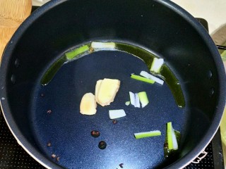 5、利湿消肿――海带汤,油温3成热的时候加入葱姜和花椒，煸香。