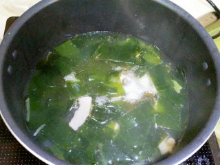 10、利湿消肿――海带汤,水开后转至小火。