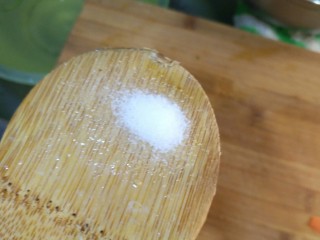 12、利湿消肿――海带汤,加入适量盐调味。