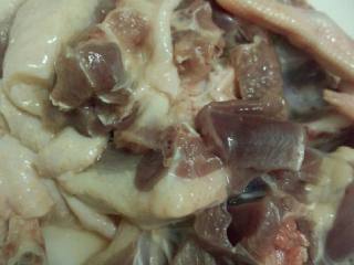 1、淮山鸭肉汤,鸭肉洗干净待用
