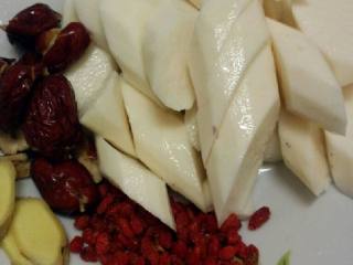 2、淮山鸭肉汤,淮山去皮切块  红枣去籽  姜切片