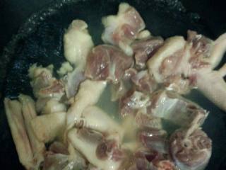 3、淮山鸭肉汤,锅加水烧开把鸭肉放入飞过水