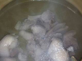 4、淮山鸭肉汤,在捞起来重新洗一次 在加入水 放入姜片