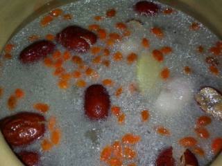 5、淮山鸭肉汤,大火煲滚  在转小火煲二十分钟后  在把枸杞  红枣  淮山放入煲一小时左右