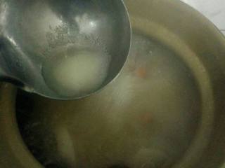 6、淮山鸭肉汤,在加入盐煲十分钟