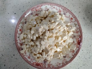 3、中和汤,龙湾豆腐切丁（要用老豆腐。不易碎）。