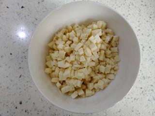 4、中和汤,冬笋切丁。