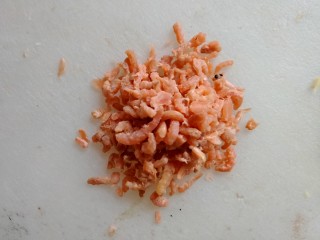 8、中和汤,开阳（干的河虾肉）备用。