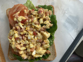 11、不一样的三明治,加入番茄和调好的鸡蛋红椒火腿