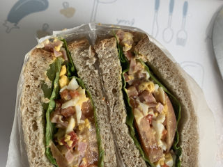 14、不一样的三明治,用保鲜膜裹着，对半切开就行