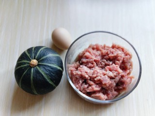 1、#感恩节食谱#有机南瓜肉糜盅,准备好食材:肉糜是我超市买的时候请店员帮忙搅碎的。