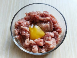 2、#感恩节食谱#有机南瓜肉糜盅,肉糜器具中加入鸡蛋。
