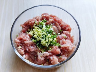 3、#感恩节食谱#有机南瓜肉糜盅,再加入切碎的葱姜蒜末。