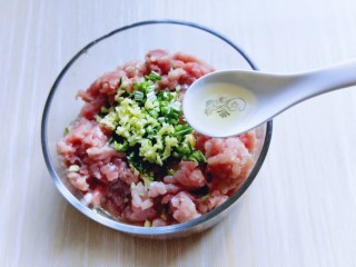 4、#感恩节食谱#有机南瓜肉糜盅,加入料酒。