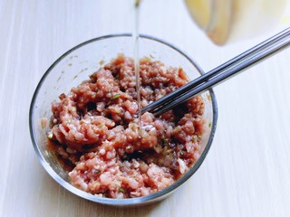 8、#感恩节食谱#有机南瓜肉糜盅,再加入少许食用油。