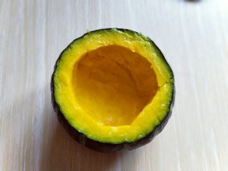 11、#感恩节食谱#有机南瓜肉糜盅,挖干净的小南瓜。