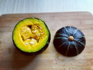 9、#感恩节食谱#有机南瓜肉糜盅,处理小南瓜，首先将南瓜清洗干净，之后再用锋利的刀把盖子切下来，切下来的盖子不要扔掉呦～