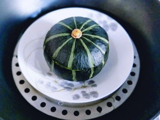 14、#感恩节食谱#有机南瓜肉糜盅,放入深一点的盘子中，入锅隔水蒸25左右，要根据南瓜的大小来增减时间。