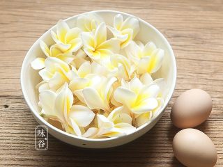 1、鸡蛋花糖水,准备好材料；