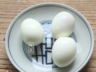 6、鸡蛋花糖水,过完冷水比较容易剥壳；