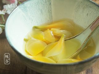 12、鸡蛋花糖水,端碗盛出，光看着就赏心悦目~~