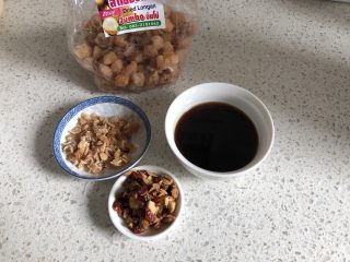 2、红糖红枣桂圆全麦软欧,红糖切20g加130g左右的水煮开，取120g红糖水放凉备用，红枣去核切丁，桂圆干切丁