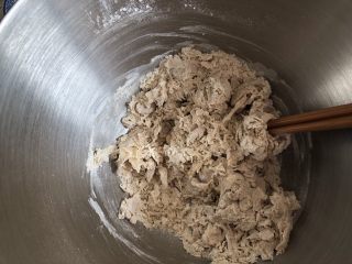 4、红糖红枣桂圆全麦软欧,一边倒入放凉的红糖水，一边用筷子搅拌成絮状