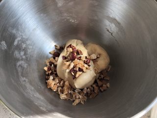 7、红糖红枣桂圆全麦软欧,加入切丁的红枣干和桂圆干