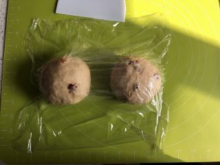 10、红糖红枣桂圆全麦软欧,发酵好的面团取出，按压排气，均分成两份，揉圆，海上保鲜膜，松弛15分钟