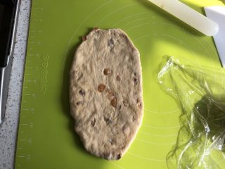 11、红糖红枣桂圆全麦软欧,松弛好的面团擀成椭圆状