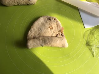 12、红糖红枣桂圆全麦软欧,从一头卷起来