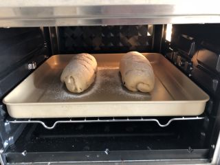 16、红糖红枣桂圆全麦软欧,放入提前预热好的烤箱，上火160度，下火170度，烤25分钟，中途上色满意以后我加盖了锡纸