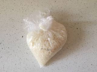 2、一锅出早餐,装入保鲜袋放入冰箱冷冻(提前一晚上做这个工作)