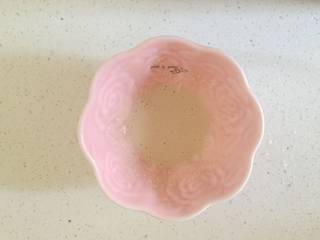 4、一锅出早餐,酵母提前用温水化开