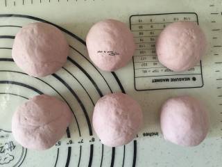 7、一锅出早餐,取出排气分成6个面团