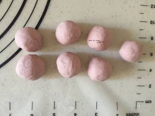 8、一锅出早餐,再分成六个大点的和一个小点的面团