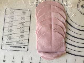 9、一锅出早餐,擀成饺子皮大小叠加,中间用筷子压一下,小的面团搓成椭圆形,做花蕊