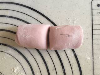 10、一锅出早餐,从下往上卷起,中间切断