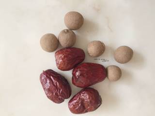 12、一锅出早餐,红枣洗净,桂圆剥出肉