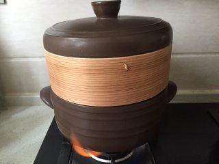 14、一锅出早餐,蒸笼放上去,盖好上盖大火煮开后转小火,20分钟,关火后焖5分钟开盖