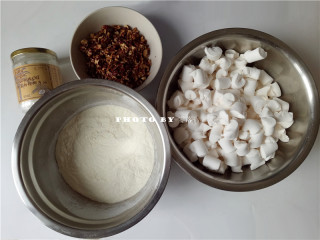 1、椰香牛轧糖,备好食材：椰子油、奶粉、棉花糖、红枣、花生；