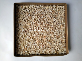 2、椰香牛轧糖,花生提前烤香，去掉花生衣，对半掰开；