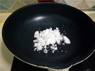 5、椰香牛轧糖,不粘锅倒入椰子油；