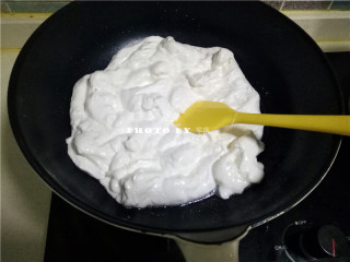 7、椰香牛轧糖,放入棉花糖，小火融化，搅拌均匀；