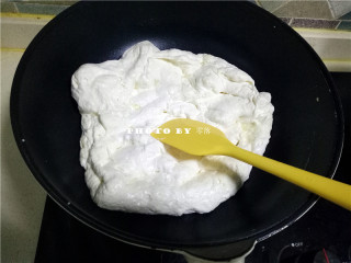 8、椰香牛轧糖,再放入奶粉，快速混合搅拌均匀；