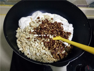 9、椰香牛轧糖,放入红枣、花生；