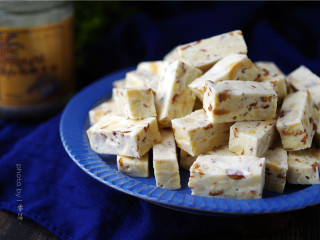 12、椰香牛轧糖,牛轧糖冷却后，切块；若是需要送礼，可用漂亮的糖纸包起来。