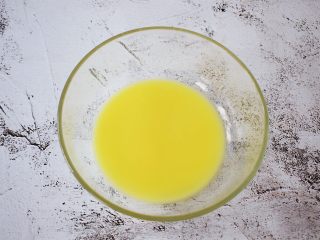 4、红糖姜汁丸子,再过筛压出姜汁备用