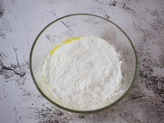 5、红糖姜汁丸子,把糯米粉边加入到姜汁中边搅拌